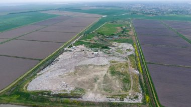 yığın-in çöp ve tedavi imkanları ile çöplüğü. Köyün dışında çöp depolama