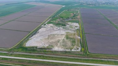 yığın-in çöp ve tedavi imkanları ile çöplüğü. Köyün dışında çöp depolama