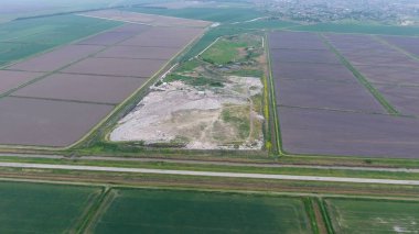 yığın-in çöp ve tedavi imkanları ile çöplüğü. Köyün dışında çöp depolama