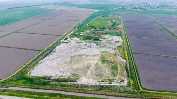 yığın-in çöp ve tedavi imkanları ile çöplüğü. Köyün dışında çöp depolama
