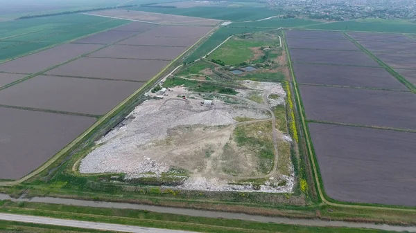yığın-in çöp ve tedavi imkanları ile çöplüğü. Köyün dışında çöp depolama