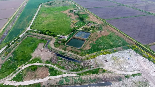 Instalaciones de purificación, piscinas de tratamiento de aguas residuales. Vertedero de basura fuera del pueblo — Foto de Stock