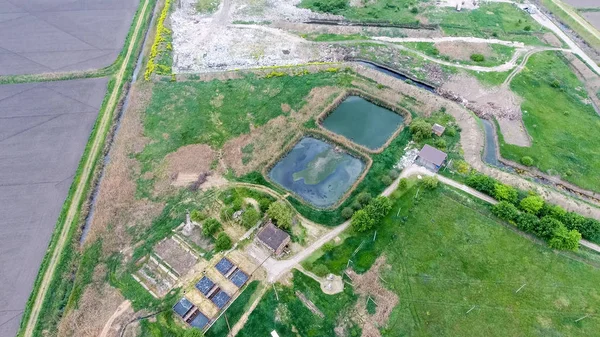 Instalaciones de purificación, piscinas de tratamiento de aguas residuales. Vertedero de basura fuera del pueblo — Foto de Stock