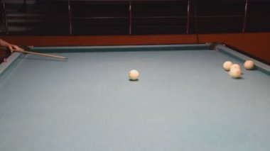 Bilardo, bilardo masası. Toplar bilardo masasında.