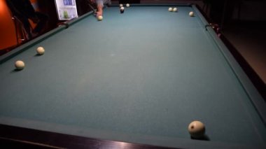 Bilardo, bilardo masası. Toplar bilardo masasında.