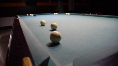 Bilardo, bilardo masası. Toplar bilardo masasında.