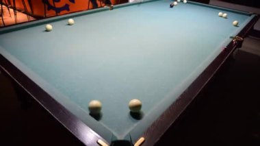 Bilardo, bilardo masası. Toplar bilardo masasında.