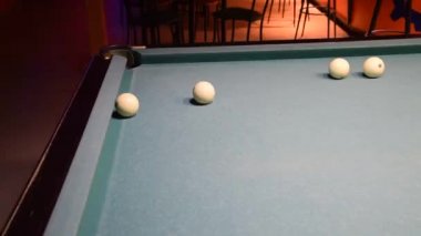 Bilardo, bilardo masası. Toplar bilardo masasında.
