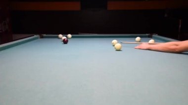Bilardo, bilardo masası. Toplar bilardo masasında.
