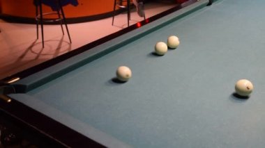 Bilardo, bilardo masası. Toplar bilardo masasında.