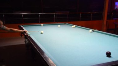 Bilardo, bilardo masası. Toplar bilardo masasında