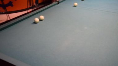 Bilardo, bilardo masası. Toplar bilardo masasında.