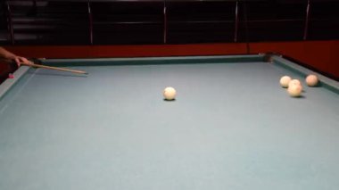 Bilardo, bilardo masası. Toplar bilardo masasında.