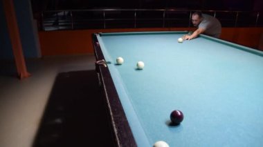 Bilardo, bilardo masası. Toplar bilardo masasında.