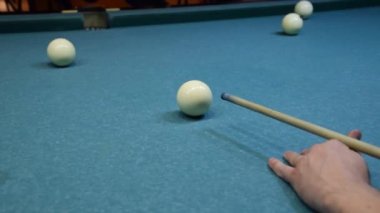 Bilardo, bilardo masası. Toplar bilardo masasında
