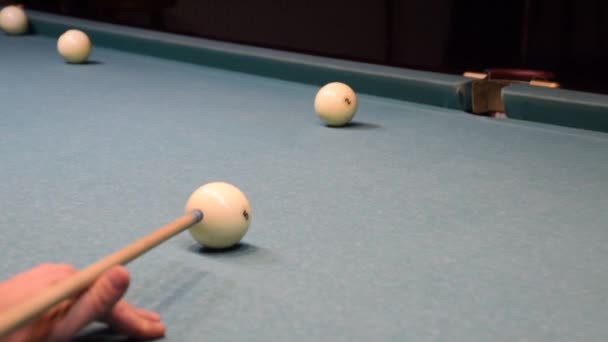 Bilardo, bilardo masası. Toplar bilardo masasında. — Stok video