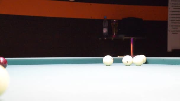 Bilardo, bilardo masası. Toplar bilardo masasında. — Stok video