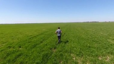 Kaçarken alanda bir adam. Temiz havada yürüyüş