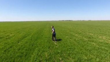 Kaçarken alanda bir adam. Temiz havada yürüyüş