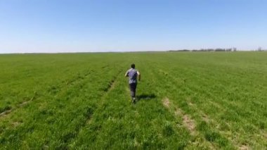 Kaçarken alanda bir adam. Temiz havada yürüyüş