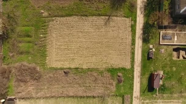 Annäherung an das Land. Rustikales Grundstück. Grundstück. — Stockvideo