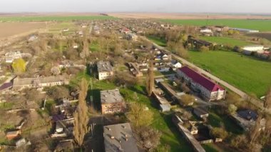 Üstten Görünüm köyün. Bir ev ve Bahçe çatılar görebilirsiniz. Köyün yolu. Köy kuş bakışı