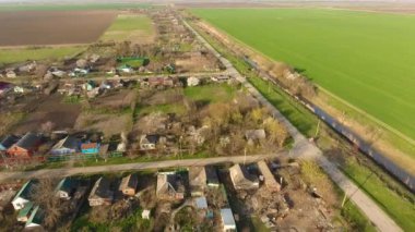Üstten Görünüm köyün. Bir ev ve Bahçe çatılar görebilirsiniz. Köyün yolu. Köy kuş bakışı