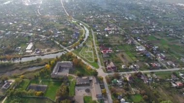 Üstten görünüm köyün. Bir ev ve Bahçe çatılar görebilirsiniz. Yol ve su köyde. Köy kuş bakışı