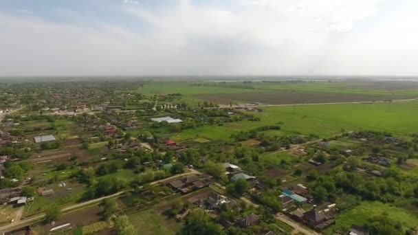 Blick von oben auf das Dorf — Stockvideo