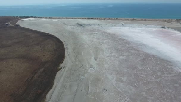 Koksaltlösning Salt Lake i Azovska havet kusten. Tidigare mynning. Visa från ovan. Torr sjön. Med ett fågelperspektiv utsikt över Saltsjön — Stockvideo