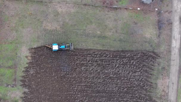 Tractor a arar o jardim. Soltando o solo no campo — Vídeo de Stock