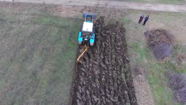 Tracteur labourant le jardin. Souffler le sol dans le champ 