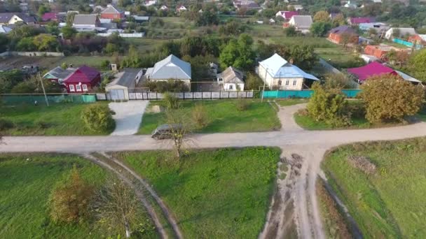 Vista superior del pueblo. Aterrizaje drone en un camino de tierra . — Vídeos de Stock