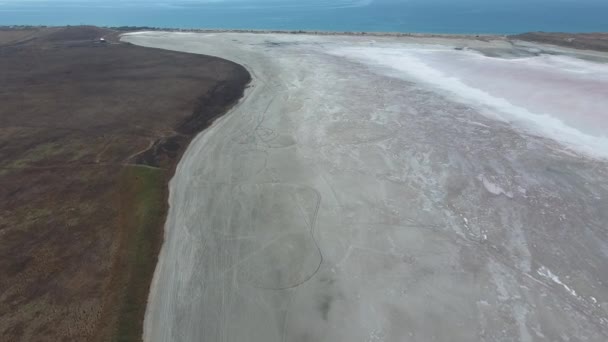 Koksaltlösning Salt Lake i Azovska havet kusten. Tidigare mynning. Visa från ovan. Torr sjön. Med ett fågelperspektiv utsikt över Saltsjön — Stockvideo