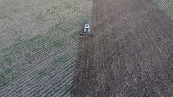 Vista dall'alto del trattore che aratura il campo. disinfestare il terreno. Coltivazione del suolo dopo il raccolto — Video Stock