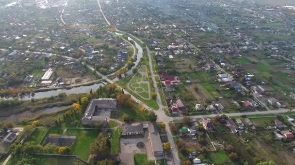 Üstten görünüm köyün. Bir ev ve Bahçe çatılar görebilirsiniz. Yol ve su köyde. Köy kuş bakışı — Stok video