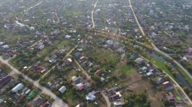 Üstten görünüm köyün. Bir ev ve Bahçe çatılar görebilirsiniz. Yol ve su köyde. Köy kuş bakışı