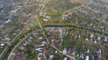 Üstten görünüm köyün. Bir ev ve Bahçe çatılar görebilirsiniz. Yol ve su köyde. Köy kuş bakışı