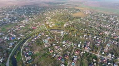 Üstten görünüm köyün. Bir ev ve Bahçe çatılar görebilirsiniz. Yol ve su köyde. Köy kuş bakışı.