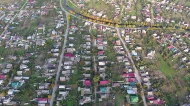 Üstten görünüm köyün. Bir ev ve Bahçe çatılar görebilirsiniz. Yol ve su köyde. Köy kuş bakışı