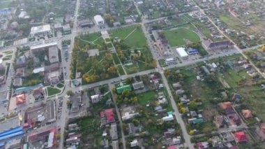 Üstten görünüm köyün. Bir ev ve Bahçe çatılar görebilirsiniz. Yol ve su köyde. Köy kuş bakışı