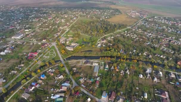 Üstten görünüm köyün. Bir ev ve Bahçe çatılar görebilirsiniz. Yol ve su köyde. Köy kuş bakışı — Stok video