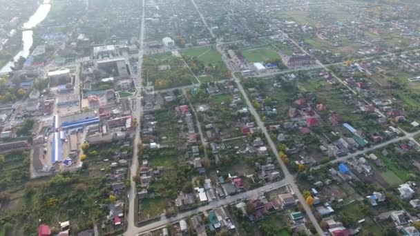 Vista superior del pueblo. Se pueden ver los techos de las casas y jardines. Carretera y agua en el pueblo. Pueblo aves-vista — Vídeo de stock