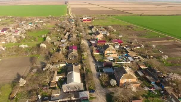 Bovenaanzicht van het dorp. Men kan zien de daken van de huizen en tuinen. Weg in het dorp. Dorp vogel-oog mening — Stockvideo