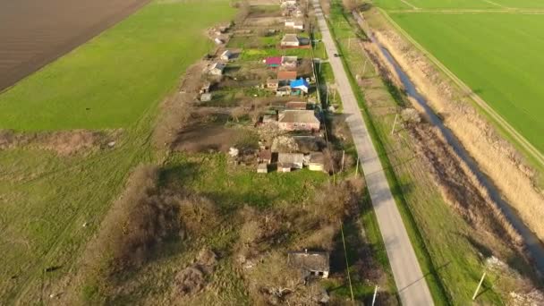 Top view of the village. One can see the roofs of the houses and gardens. Road in the village. Village birds-eye view — Stock Video
