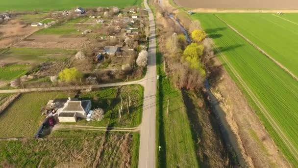 Vista superior da aldeia. Pode-se ver os telhados das casas e jardins. Estrada na aldeia. Aldeia aves-olho vista — Vídeo de Stock