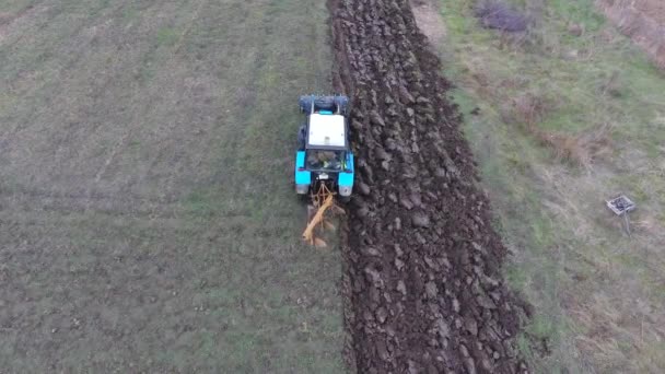 Tracteur labourant le jardin. Souffler le sol dans le champ 