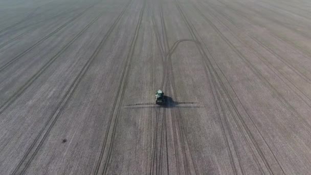 Tractor with hinged system of spraying pesticides. Fertilizing with a tractor — Stock Video