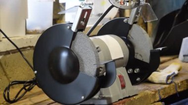 Tekerlekleri taşlama taşlama. Elektrik bilenmiş. Ekipmanı bilemeye yarayan türü