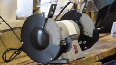 Tekerlekleri taşlama taşlama. Elektrik bilenmiş. Ekipmanı bilemeye yarayan türü